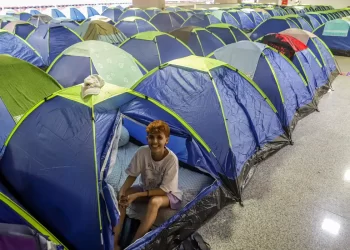Jovens preparam barracas para maratona tecnológica da Campus Party em Brasília
