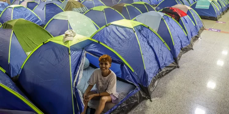 Jovens preparam barracas para maratona tecnológica da Campus Party em Brasília