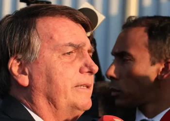 Bolsonaro diz ao STF que seria “ilógico” pedir asilo a embaixador