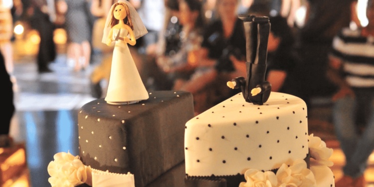 Quebrando “tabu” e festejando ‘o divórcio’; mulheres ao celebram o fim do casamento