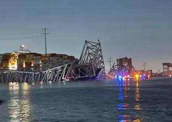 Ponte desaba após ser atingida por navio nos EUA