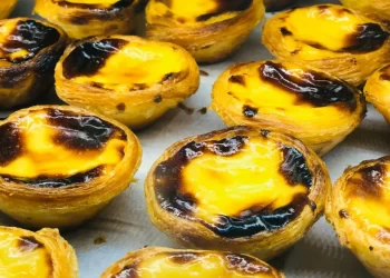 Emma Stone comeu 60 pastéis de nata para “Pobres Criaturas”; saiba onde comprá-los em Lisboa