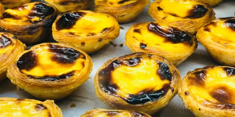 Emma Stone comeu 60 pastéis de nata para “Pobres Criaturas”; saiba onde comprá-los em Lisboa