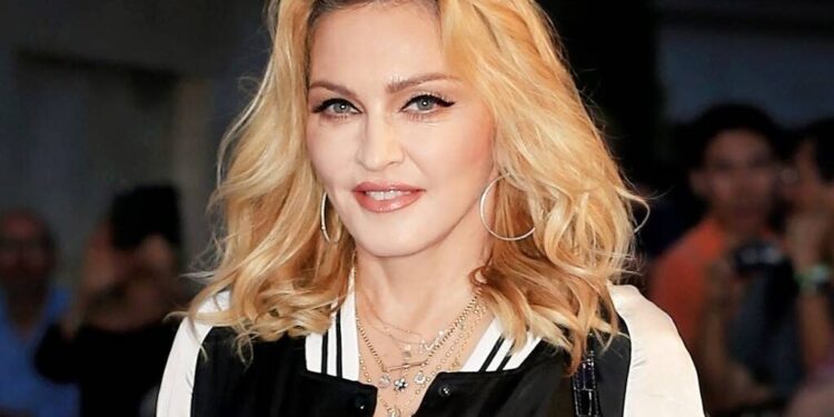 Fã cadeirante que Madonna mandou levantar em show reage à cantora