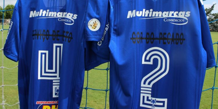 Patrocinador cede espaço na camisa do Cruzeiro para ação contra o racismo