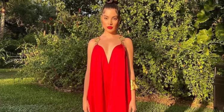 Gkay prestigia desfile durante a semana de moda de Paris: “Não finjo costume. É um sonho”