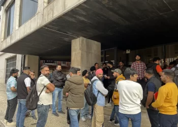 Imigrantes protestam na AIMA por atraso na renovação e emissão de documentos