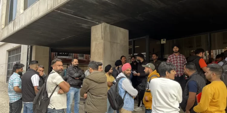 Imigrantes protestam na AIMA por atraso na renovação e emissão de documentos