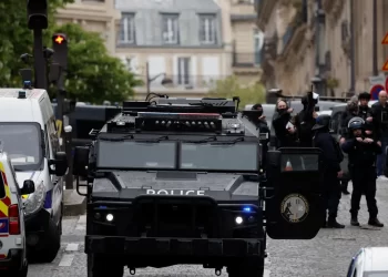 Homem é preso por suspeita de entrar com bomba na embaixada do Irã em Paris