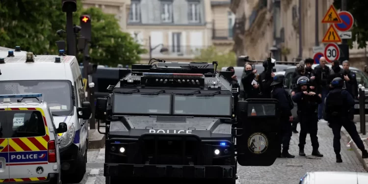 Homem é preso por suspeita de entrar com bomba na embaixada do Irã em Paris