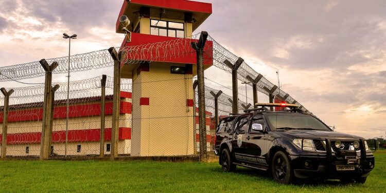Polícia Penal Federal prende funcionário de obra da muralha na Penitenciária Federal de Porto Velho