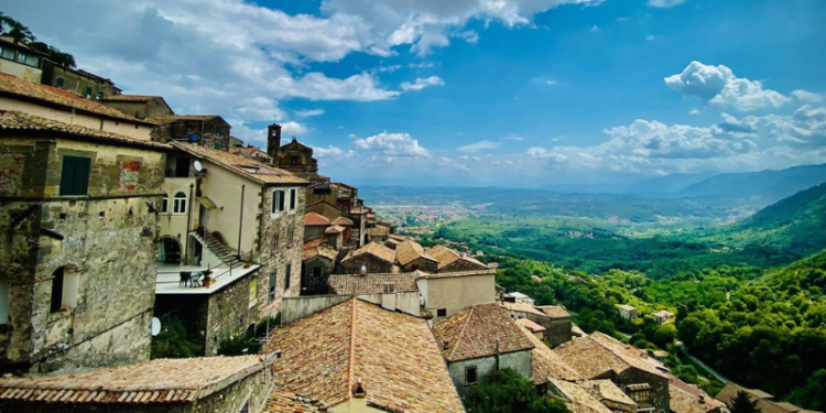 Por que  ninguém  quer comprar casas à venda por €1 Euro em cidade Italiana ?