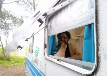 Crise habitacional em Portugal; após viver em barraca, brasileira compra trailer e vai deixar terreno em Lisboa