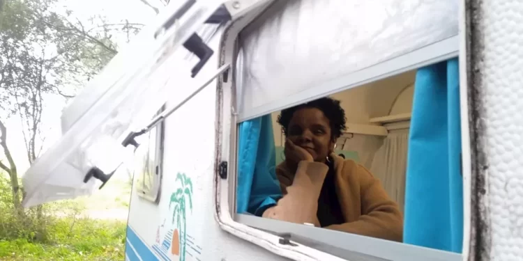 Crise habitacional em Portugal; após viver em barraca, brasileira compra trailer e vai deixar terreno em Lisboa