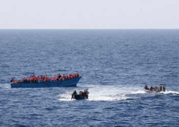 Três desaparecidos e 42 resgatados em naufrágio na ilha grega de Creta