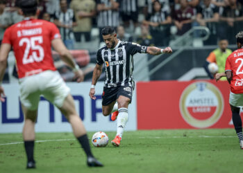 Hulk marca um golaço e o Atlético goleia o Caracas na Arena MRV