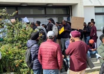 Abuso; AIMA cobra 400 euros mas é  incapaz de responder a milhares de imigrantes