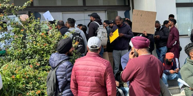 Abuso; AIMA cobra 400 euros mas é  incapaz de responder a milhares de imigrantes