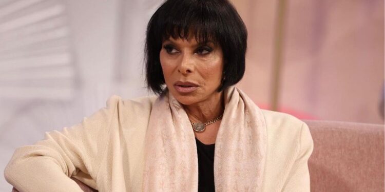 José Castelo Branco (homem que se veste de mulher)  revela que teve um caso com jogador do Benfica e da Seleção Nacional