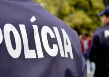 Homem de 26 anos detido por apertar pescoço a mulher-polícia