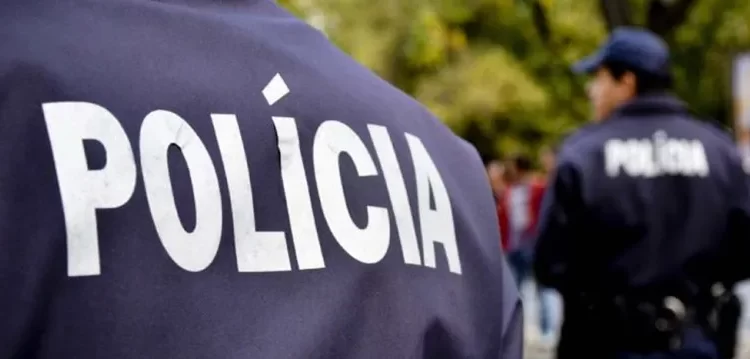 Homem de 26 anos detido por apertar pescoço a mulher-polícia