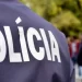Homem de 26 anos detido por apertar pescoço a mulher-polícia