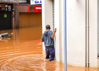 Água invade centro tecnológico e data center do RS é desligado
