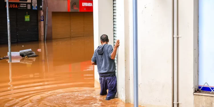 Água invade centro tecnológico e data center do RS é desligado