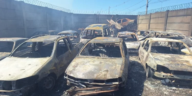 Mais de 30 carros ficam destruídos durante incêndio em pátio de apreensão