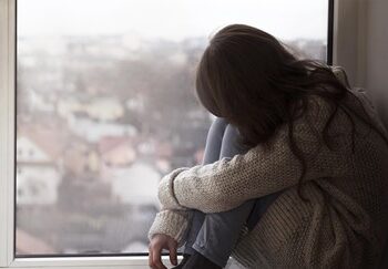 Jovem abusada pelo pai durante cinco anos apresenta queixa para proteger a irmã mais nova