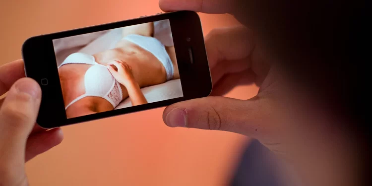 Homem descobre que foto que comprou em site adulto é da filha