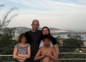 No Brasil filho  mata o pai e a irmã, vai ao ginásio, volta e então mata a mãe