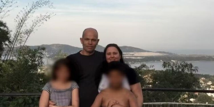 No Brasil filho  mata o pai e a irmã, vai ao ginásio, volta e então mata a mãe