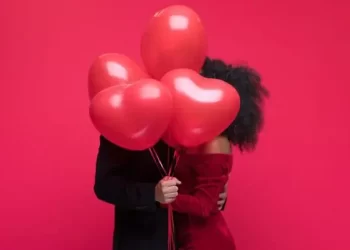 Estudo mostra que falta inclusão de relacionamentos modernos em propagandas do Dia dos Namorados