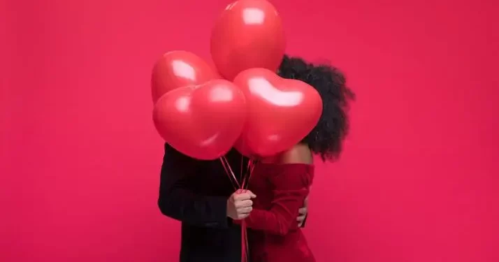 Estudo mostra que falta inclusão de relacionamentos modernos em propagandas do Dia dos Namorados