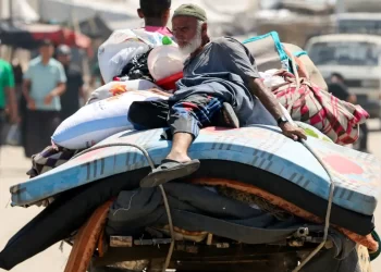 Forças israelenses intensificam bombardeio em Gaza