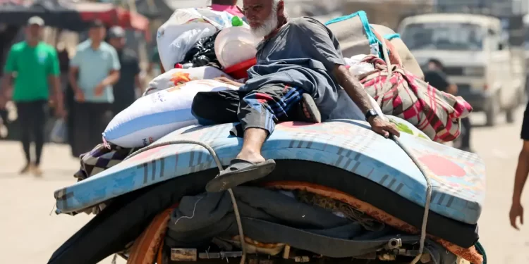 Forças israelenses intensificam bombardeio em Gaza