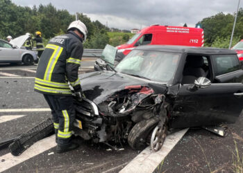Batida de frente entre dois carros deixa três feridos em Viana do Castelo
