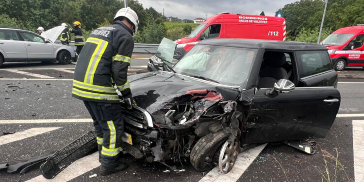 Batida de frente entre dois carros deixa três feridos em Viana do Castelo
