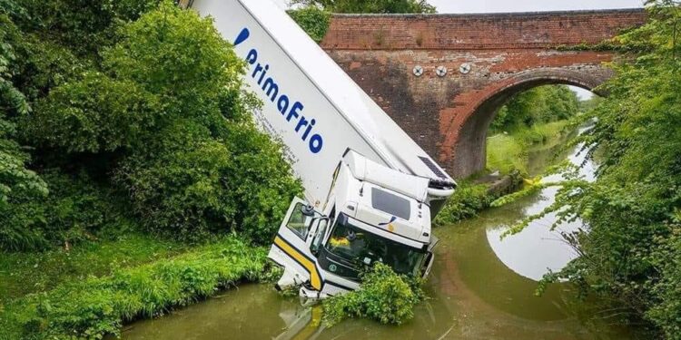 Caminhão da empresa Primafrio perde o controle e cai em canal no condado de Wiltshire, Reino Unido