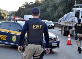 Mulher é atropelada ao sair de funerária enquanto preparava despedida do filho morto a tiros em MG