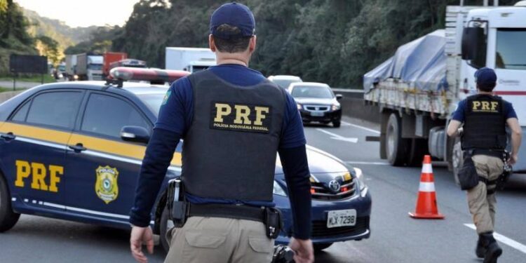 Mulher é atropelada ao sair de funerária enquanto preparava despedida do filho morto a tiros em MG