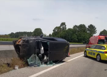 Mulher perde o controle do carro e fica gravemente ferida em capotamento na Autoestrada A 42