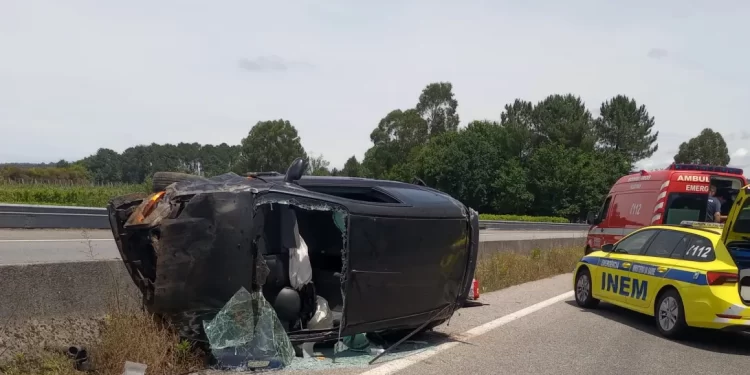 Mulher perde o controle do carro e fica gravemente ferida em capotamento na Autoestrada A 42
