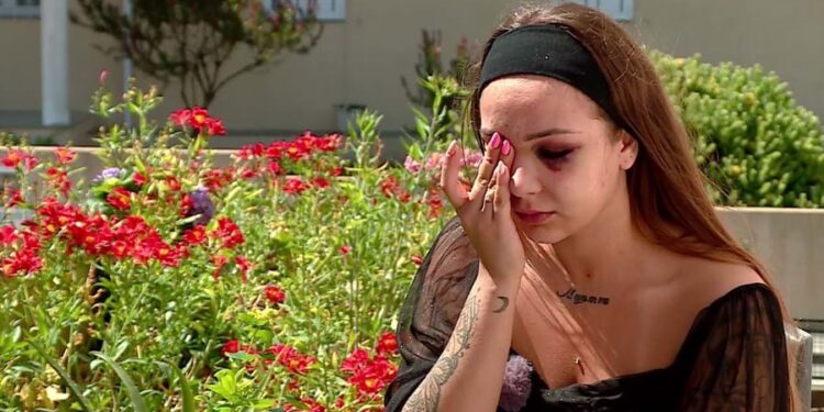 Jovem de 23 anos é espancada e ameaçada por homem pelado no meio da rua que pediu boleia