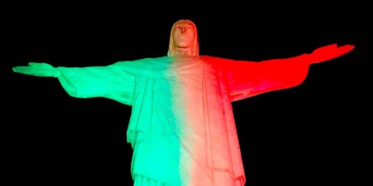 Cristo Redentor no Rio de Janeiro celebrou o Dia de Portugal com iluminação especial