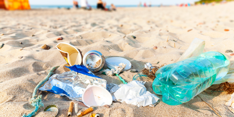 Deixa o seu lixo espalhado na areia da praia ? Em Portugal, 70% do lixo das praias é plástico. Dados são preocupantes