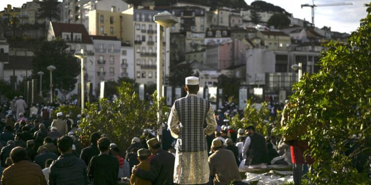 De quem é a culpa ? O Martim Moniz já não é dos portugueses. “Eu não me sinto mais de cá, mas nasci cá. Isso aqui é um outro país dentro de Lisboa” Disse idosa de 76 anos