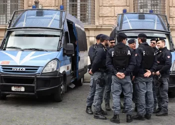 Rede de tráfico humano transportava migrantes chineses em carros de luxo