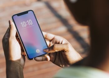 Celular travado na tela inicial? Problema enfrentado pela influenciadora Virginia Fonseca é mais comum do que se imagina